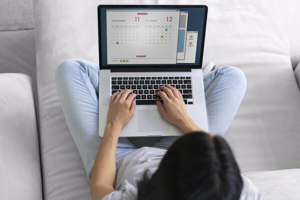Empregada doméstica pode escolher o período das férias? Saiba quem define a data e conheça as principais obrigações do empregador.