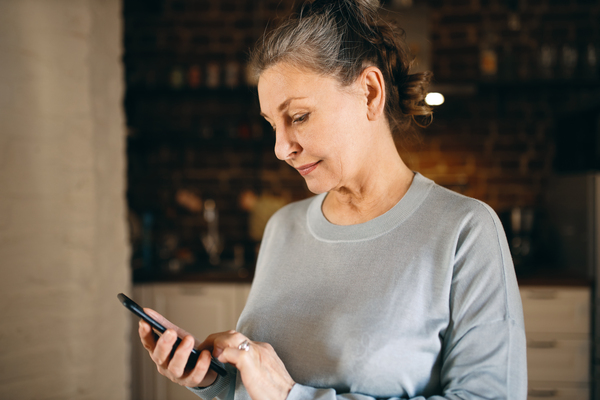 Empregada doméstica pode pedir demissão por WhatsApp? Entenda como funciona, quais cuidados o empregador doméstico deve tomar e como formalizar corretamente a rescisão.