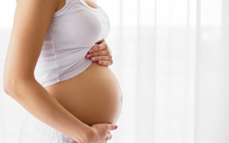 Posso demitir empregada doméstica grávida? Veja os detalhes