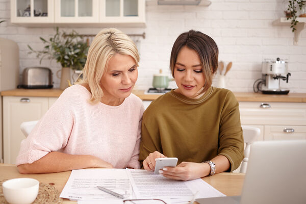 Empregada doméstica pode pedir para não ter o INSS descontado do salário? Entenda as regras e obrigações do empregador.