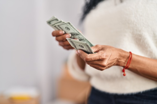 Proposta do governo para 2026 prevê aumento do salário mínimo para R$ 1.631. Saiba o que muda para o empregador doméstico e como se preparar para os novos custos e obrigações.