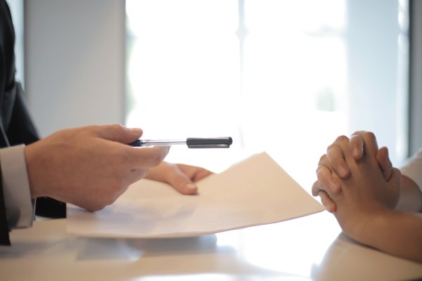 Contrato de trabalho: saiba tudo que deve estar registrado no momento da assinatura