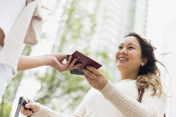 A empregada doméstica perde benefícios do governo ao ter carteira assinada?