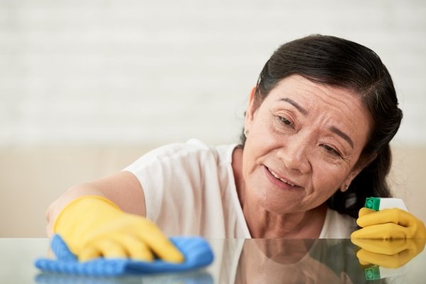 Posso contratar pessoa aposentada como empregada doméstica? Entenda
