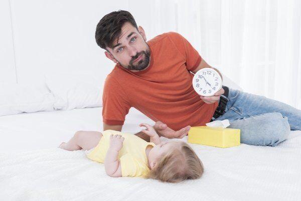 Babá pode fazer hora extra todos os dias? Entenda os limites da jornada