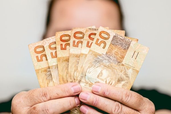 Empréstimo para empregada doméstica: saiba os riscos e a forma correta de fazer