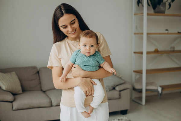 Babá pode trabalhar mais horas durante as férias escolares? Entenda as regras