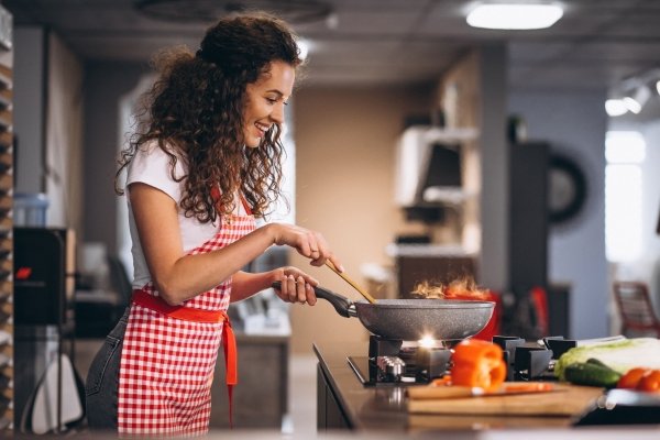 A babá pode cozinhar? Entenda os detalhes da função!
