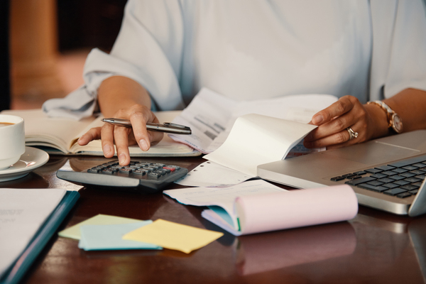 Preciso declarar gastos com doméstica no Imposto de Renda? Entenda o que mudou, o que é permitido e como o empregador doméstico deve agir.