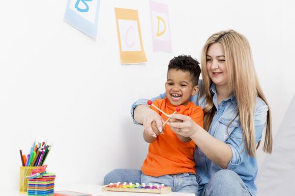 Babá nas férias escolares: posso contratar por tempo determinado?