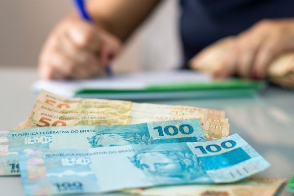 Qual será o salário mínimo de doméstica em 2023? Veja a previsão