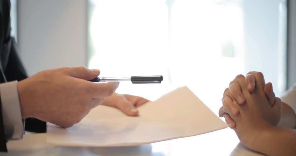 Contrato de trabalho: saiba tudo que deve estar registrado no momento da assinatura