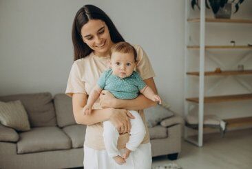 Babá pode trabalhar mais horas durante as férias escolares? Entenda as regras