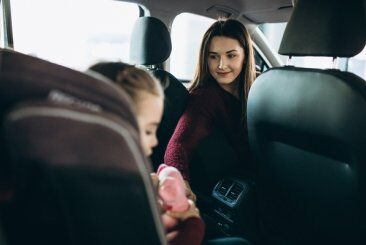 Babá pode dirigir o carro da família? Veja os cuidados que o empregador deve ter