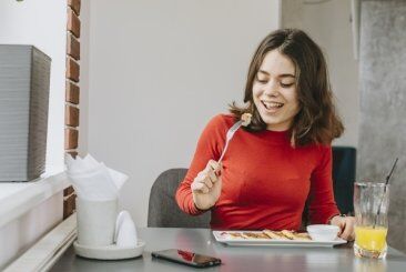 É obrigatório fornecer alimentação a funcionária doméstica? Entenda