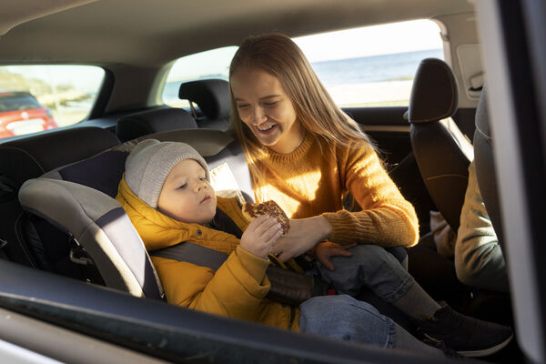 Descubra se a babá pode dirigir o carro da família, quais cuidados o empregador deve tomar e como evitar problemas trabalhistas.