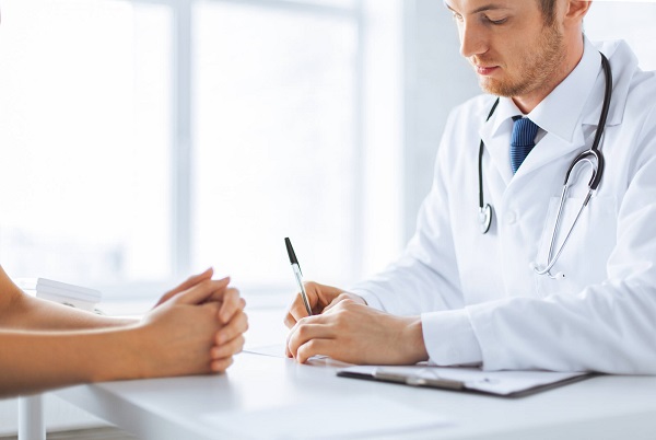 Atestado médico de doméstica: quem paga os dias de afastamento?