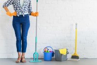 Empregada doméstica meio período: veja os custos e como registrar
