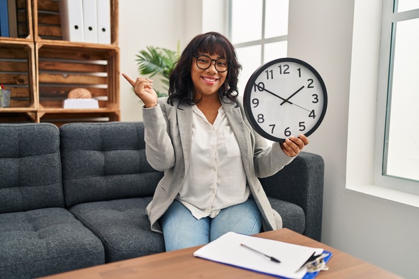 Empregada pode fazer banco de horas? Como funciona na prática?
