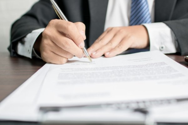 Sancionada lei que trata da suspensão de contrato de domésticos
