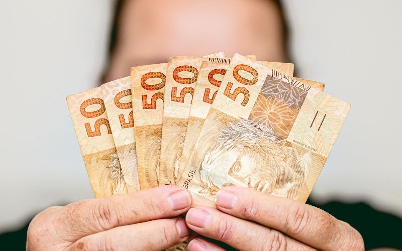 Empréstimo para empregada doméstica: saiba os riscos e a forma correta de fazer