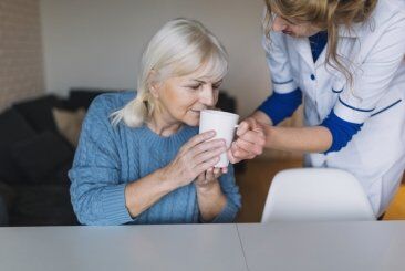 O cuidador de idosos pode administrar medicamentos?