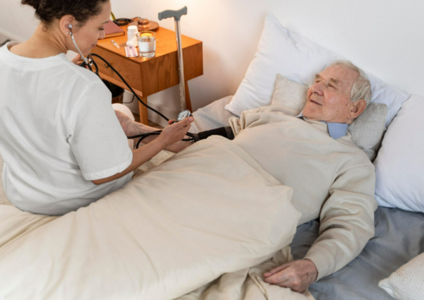 Turno noturno do cuidador: como funciona o adicional e como calcular corretamente