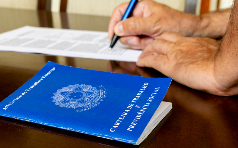 Como preencher carteira de trabalho de doméstica: checklist e prazos