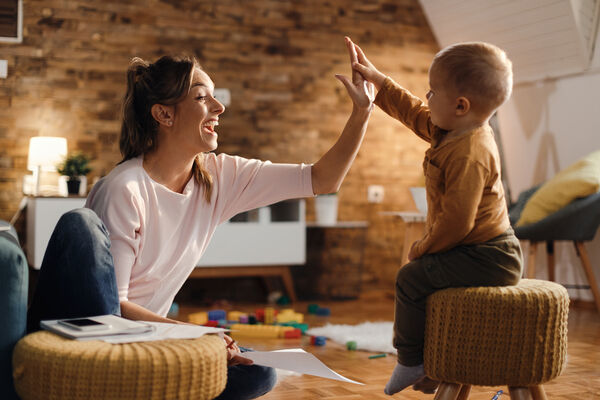 Babá pode trabalhar mais horas durante as férias escolares? Entenda as regras, como funcionam as horas extras e os cuidados que o empregador doméstico deve ter.