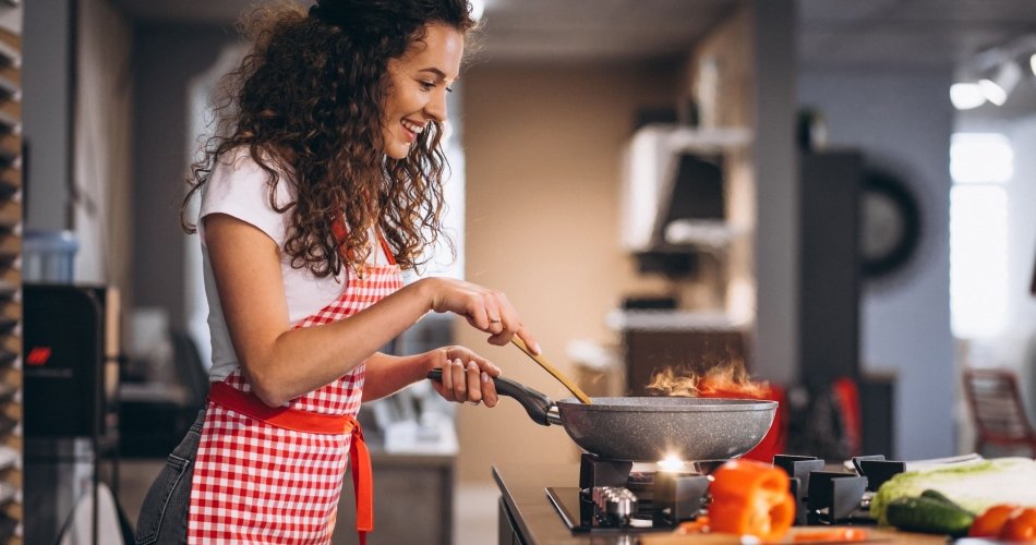 A babá pode cozinhar? Entenda os detalhes da função!
