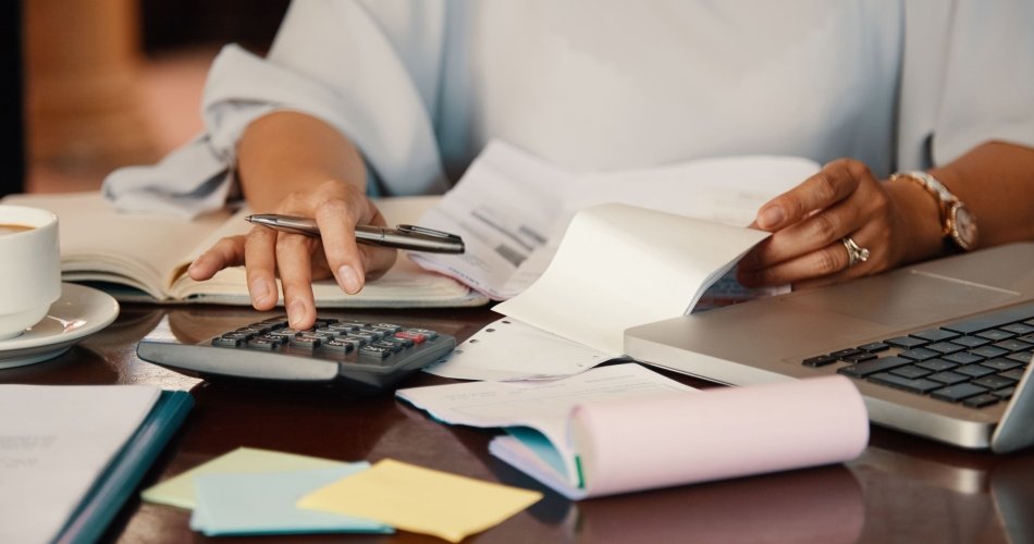 Folha de pagamento de doméstica e babá: como calcular