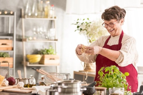 Contratar cozinheira: quanto custa? Calcule aqui
