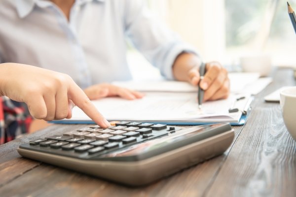 Pagamento do salário e guia DAE de doméstica tem nova data: veja o que mudou