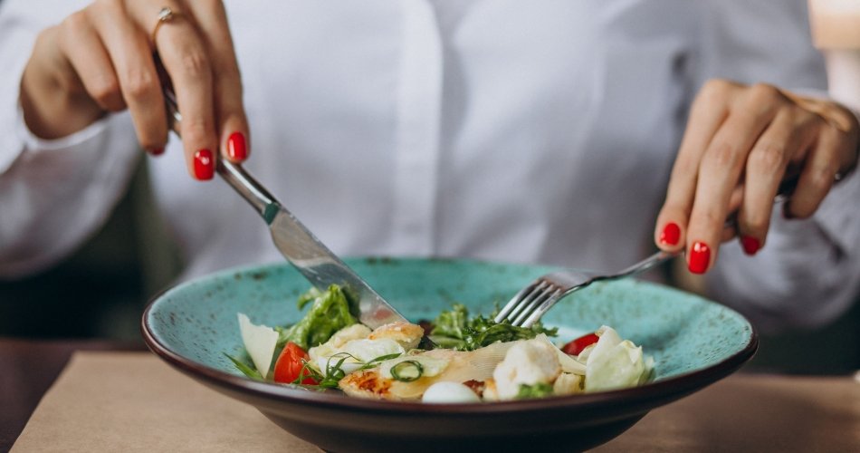Empregada doméstica pode abrir mão do horário de almoço para sair mais cedo?