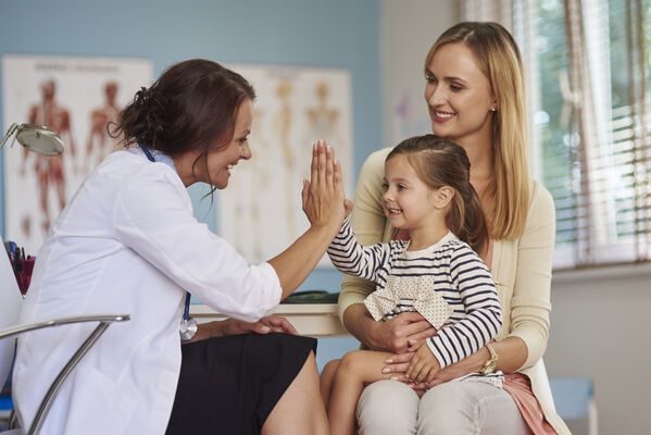 Empregada doméstica pode faltar para acompanhar filho ou familiar ao médico? Saiba quando a ausência é abonada e se o empregador pode descontar.