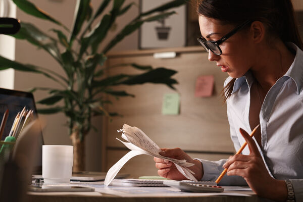 Empregada doméstica faltou ao trabalho: quando o empregador pode descontar?