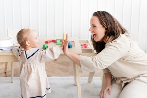 Empregador pode obrigar a babá a usar uniforme? Veja o que está na Lei das Domésticas