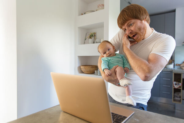 Babá pode fazer hora extra todos os dias? Saiba quantas horas são permitidas, como pagar ou compensar e quais cuidados o empregador deve ter.