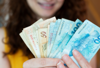 Piso salarial para doméstica no RS sofre reajuste - Confira valores
