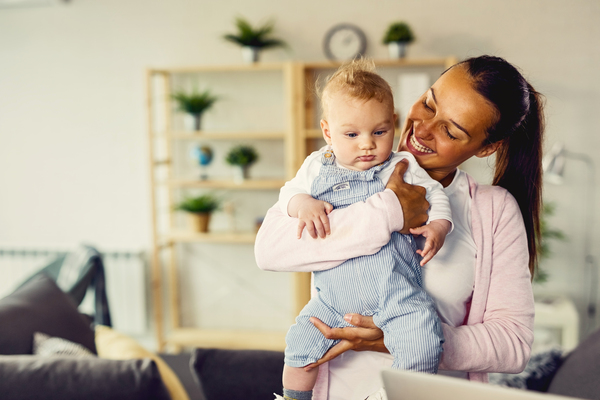 Babá pode cuidar da criança na própria casa? Entenda o que diz a lei
