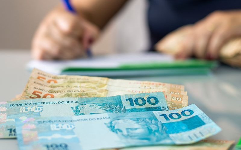 Qual será o salário mínimo de doméstica em 2023? Veja a previsão