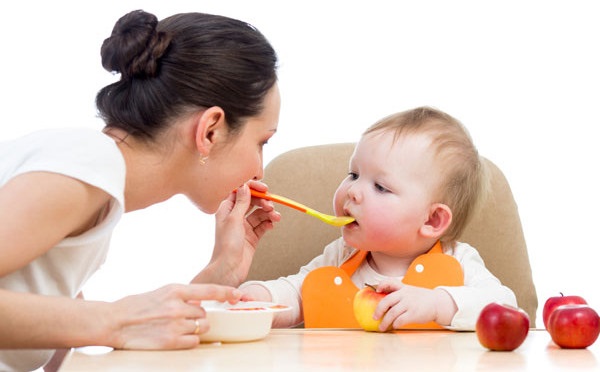 Contratar babá meio período: quanto custa e como registrar?