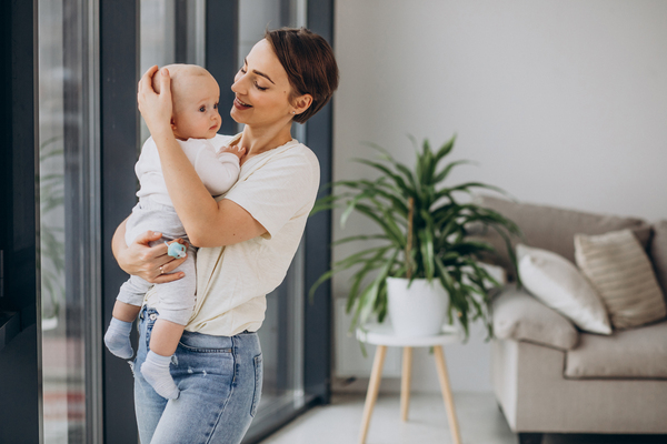 Babá pode cuidar da criança na própria casa? Entenda o que diz a lei e quais cuidados o empregador doméstico deve ter nessa situação.