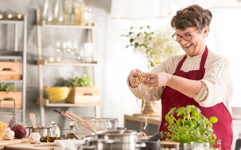 Contratar cozinheira: quanto custa? Calcule aqui