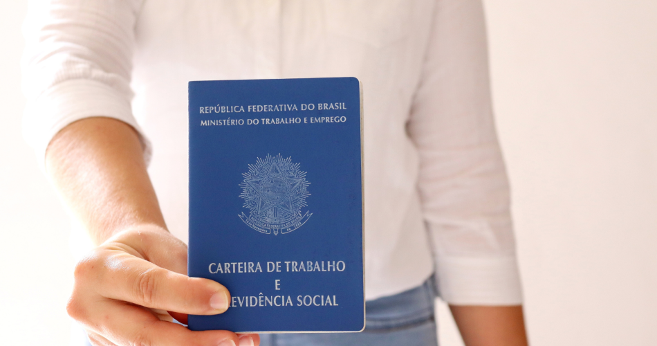 Atualizar carteira de trabalho de doméstica: quando e como fazer?
