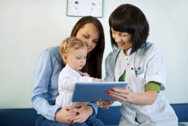 Empregada doméstica pode faltar para acompanhar filho ou familiar ao médico?