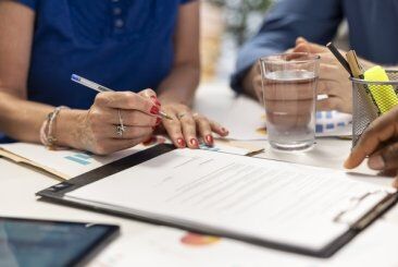 Quais são as funções da empregada doméstica? Entenda o que deve constar no contrato